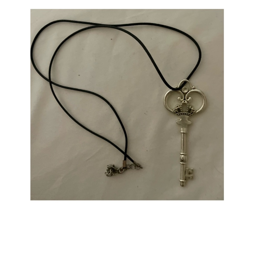 SALE🎈NWOT SILVER KEY PENDANT WITH LEATHER ROPE!